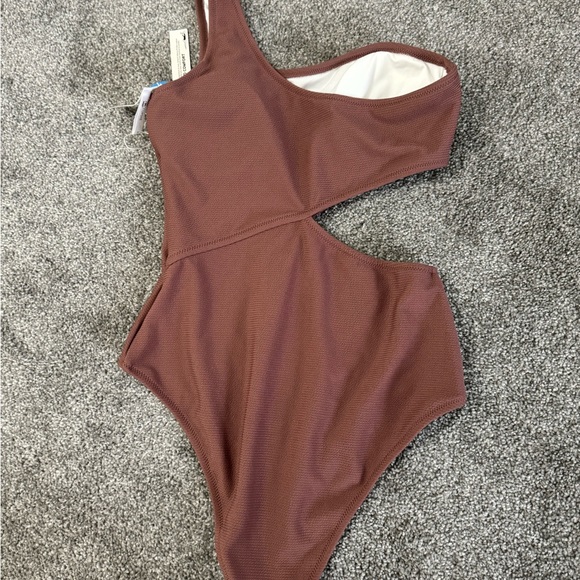New with tags Cupshe Ribbed Cutout One Shoulder one piece swimsuit in size M - Picture 6 of 7